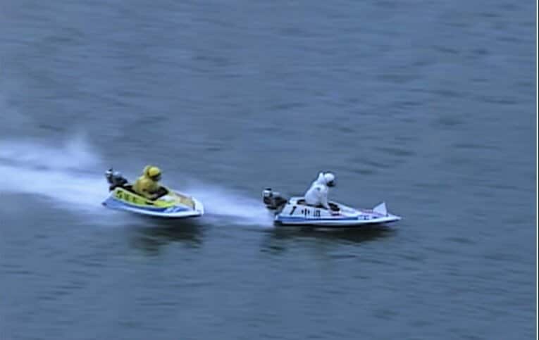 1995年の第10回グランプリ優勝戦。植木通彦と中道善博のデッドヒート（提供：BOAT RACE振興会）