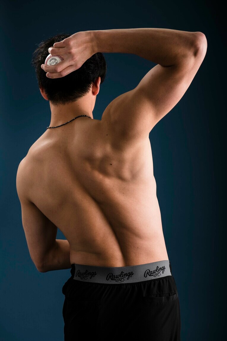 Number1066号「筋肉特集」に登場したオリックス山崎颯一郎（24歳）。自慢の部位は「肩周り」とのこと　©︎Kurashina Naohiro