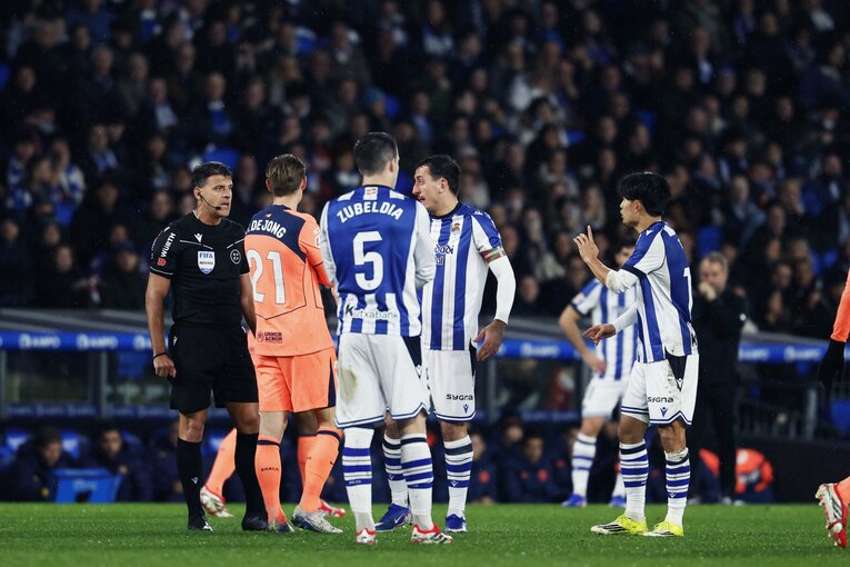 バルサのゴール取り消しについて、審判に詰め寄るソシエダイレブン（写真は続きます）　©Daisuke Nakashima