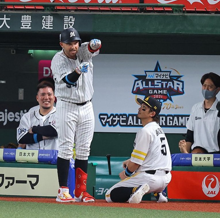 自身4度目のオールスターで初ホームランを放ち、「寿司ポーズ」を決めるレアード　©Sankei Shimbun