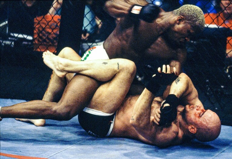 1999年5月の『UFC 20』。バス・ルッテンにパウンドを落とすランデルマン　©Susumu Nagao