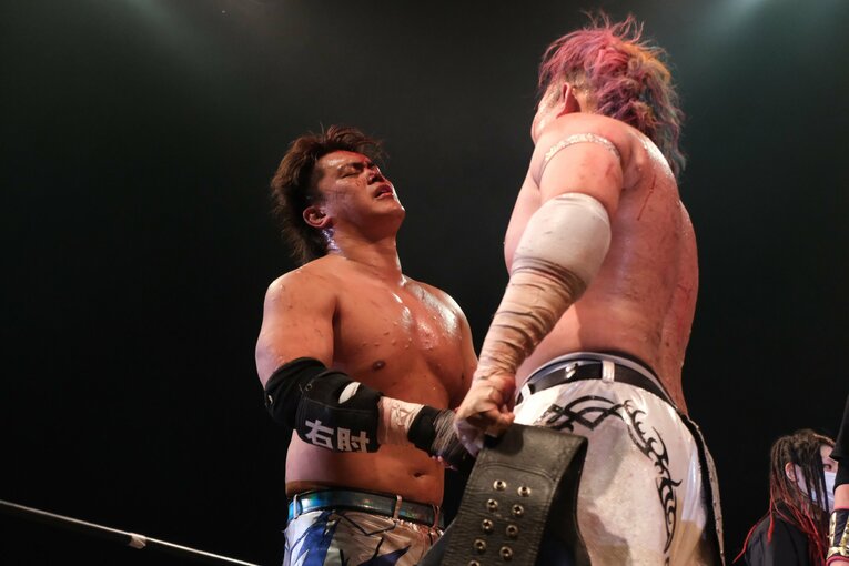 カリスマ葛西純「世の中は無駄な血を一滴も流すな」 頬を串刺し、人間ダーツ…それでもデスマッチが“ただの残虐ショー”ではない理由(71)