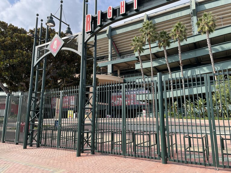 ポストシーズンでドジャースが盛り上がるなか、人がほとんどいないエンゼルスタジアム