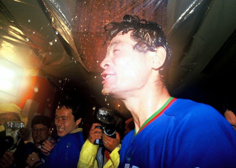 ビールかけで弾ける石毛　©BUNGEISHUNJU