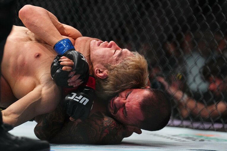 右腕一本で朝倉海を絞め上げるパントージャ（6枚目／全8枚）©Getty Images