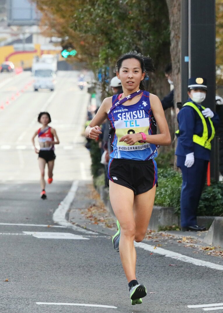 2020年クイーンズ駅伝、5区で1位を走っていた森。しかし後ろから鈴木亜由子が迫ってきて…©JIJI PRESS
