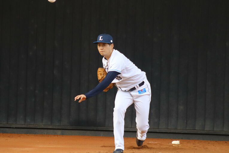 佐藤隼の投球練習　©Kou Hiroo