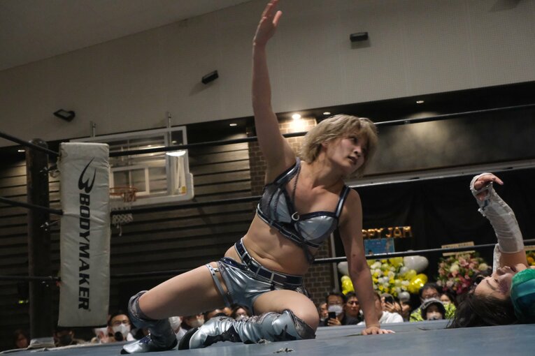 「他では見られない安納サオリだった」人気女子レスラー“3試合出ずっぱり”の凱旋興行に密着「体重が4kg減って…そりゃそうですよね」(49)