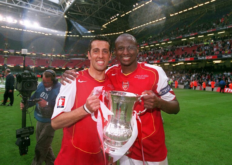 2005年FAカップ優勝でビエラ（右）とエドゥの2ショット　©︎Getty Images