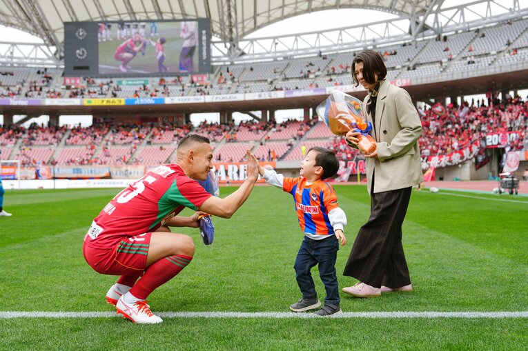 ピッチで息子・瑛翔くんと手をあわせる早川史哉（2026年4月）　©︎ALBIREX NIIGATA