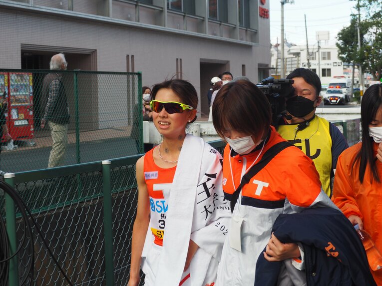 走り終えた後の不破。傍らには小沢理子キャプテンの姿があった　©Yu Saito