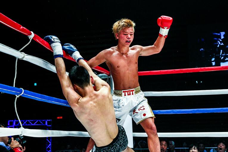 那須川天心の左フックで崩れ落ちる小笠原裕典　©Susumu Nagao