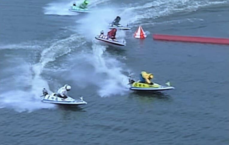 1995年の第10回グランプリ優勝戦。植木通彦と中道善博のデッドヒート（提供：BOAT RACE振興会）