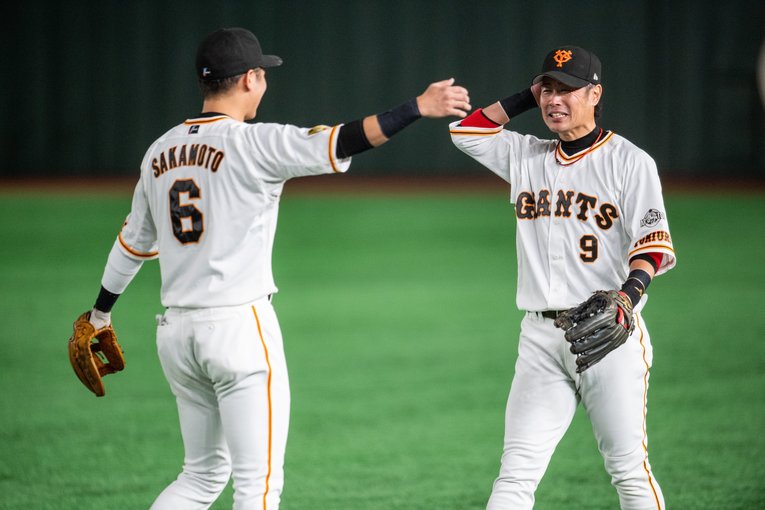 引退する亀井と熱く抱き合う坂本　©Nanae Suzuki