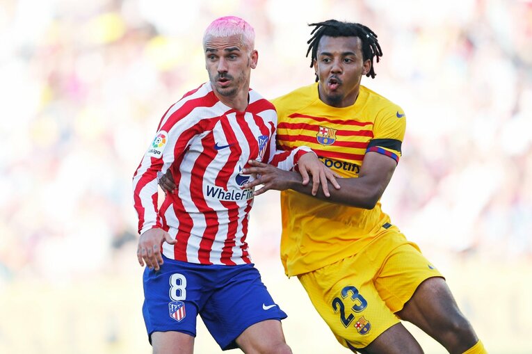 「クボはノルマル（普通）よ」辛口おばあちゃんにバルで遭遇も…カメラマンが撮った久保建英21歳の“軽快ドリブル＋母・祖母のような愛”(44)