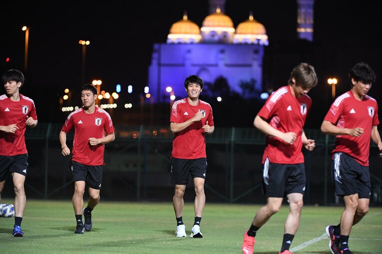 体をほぐしながら笑顔を見せる冨安健洋　©JFA