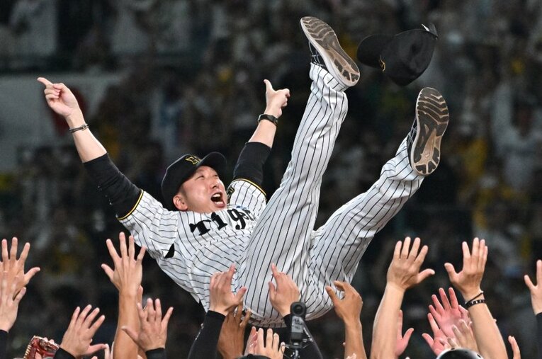 セ・リーグ優勝を決めて胴上げされる阪神の藤川球児監督。9月7日の優勝決定は史上最速だった ／ photograph by Hideki Sugiyama