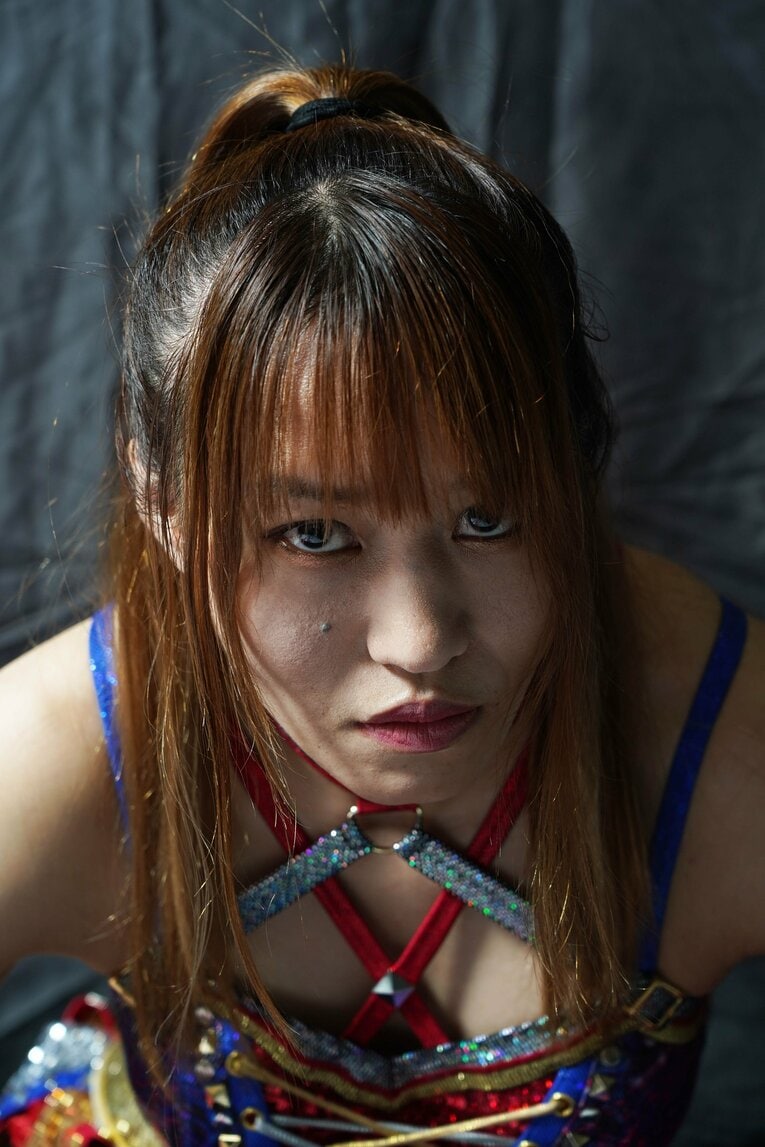 「家出して3カ月の漫喫暮らし」「枕をしたら仕事をやるよ」壮絶な過去を超えてスターダムの朱里が亡き母に誓う“赤いベルト”の夢(4)