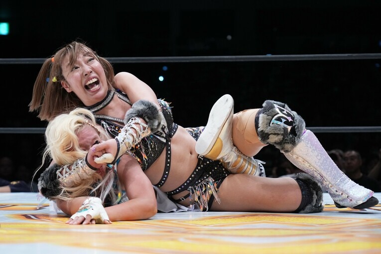 ビクトリア弓月をSTFで攻める桜井麻衣。10月26日、両国国技館　©Essei Hara