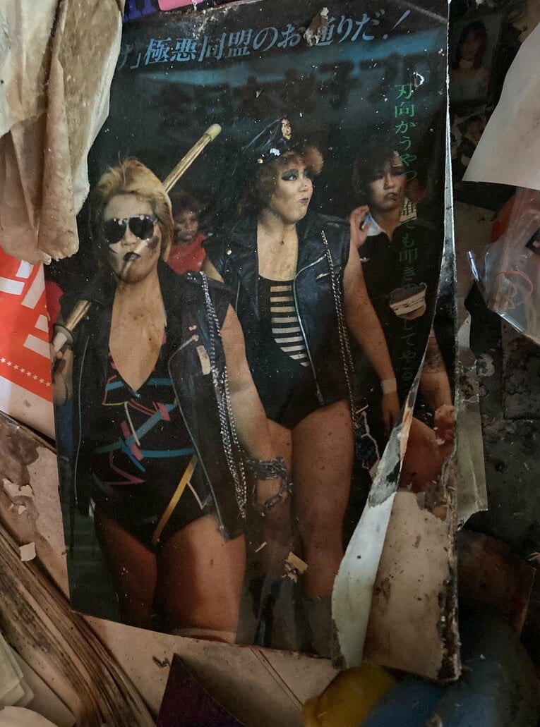 建物の周辺には極悪同盟を取り上げたの雑誌らしきものの一部も打ち捨てられていた　©Hiroki Kakehata