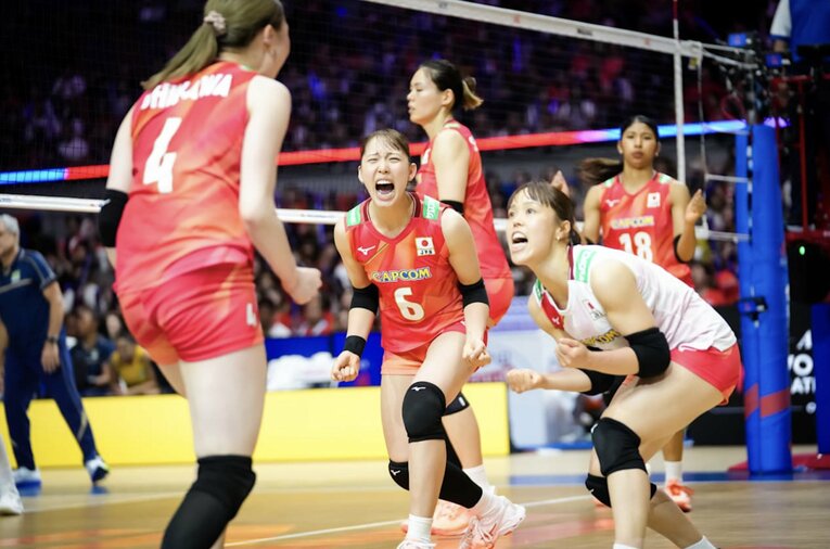 関菜々巳、小島満菜美（VNLブラジル戦）　©︎Volleyball World