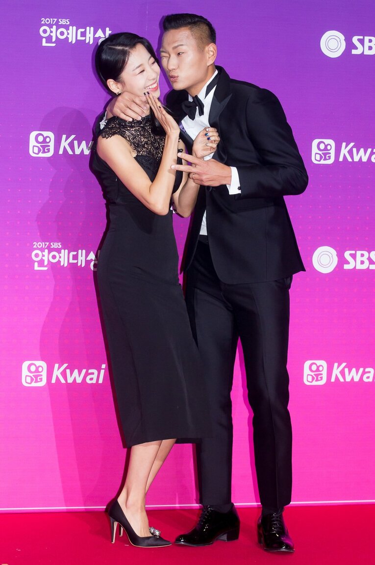 2017年、韓国のテレビ局SBSのドラマアワードにて、妻のミョン・ソヒョンさんと　©JIJI PRESS