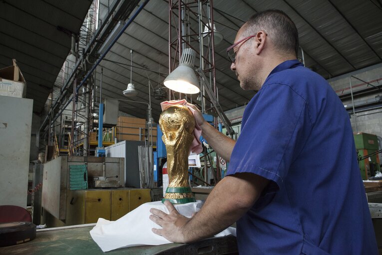 W杯トロフィー「門外不出の製造過程」を特別に撮った…4代目女性社長いわく「情熱が工房の隅々にまで息づいています」(26)