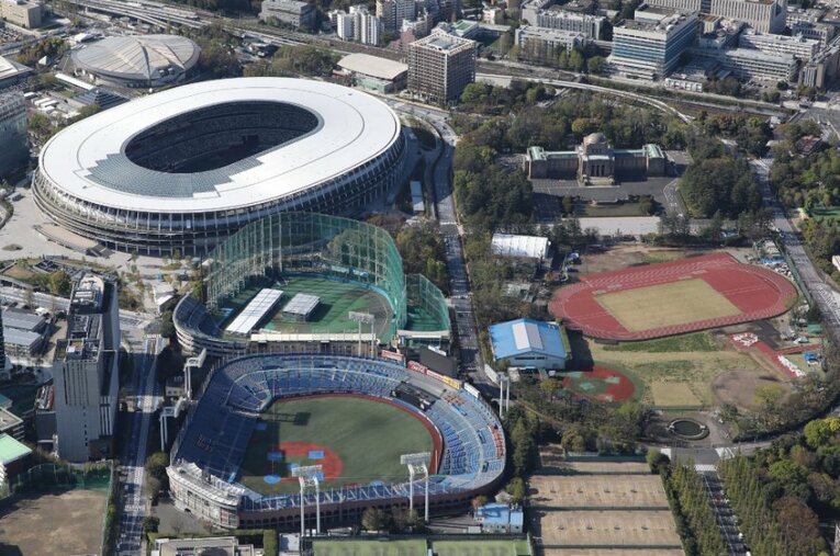 2020年4月に空撮された国立競技場と神宮外苑周辺。画面右側の草野球の聖地「外苑」は茶色い陸上トラックにとって代わられていた ／ photograph by JIJI PHOTO