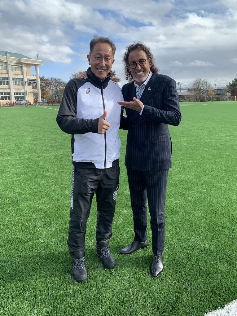 花巻東高校へ駆けつけたラモス。東北新人大会では選手権出場の秋田商業に勝利するなど、着実に強化が進んでいる（事務所提供）