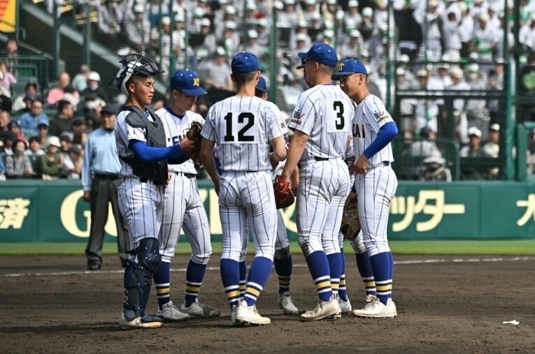 甲子園球児が選ぶ「好きなプロ野球チーム」1位は？ 写真は今春センバツを制した健大高崎ナイン ／ photograph by Hideki Sugiyama