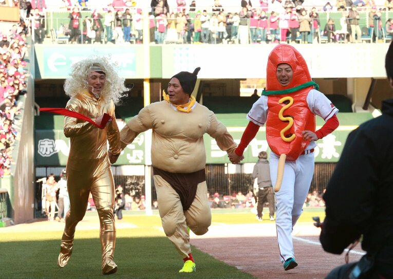 広島時代、ファン感謝デーで仮装する（左から）西川龍馬、田中広輔、野間峻祥　©︎SANKEI SHIMBUN