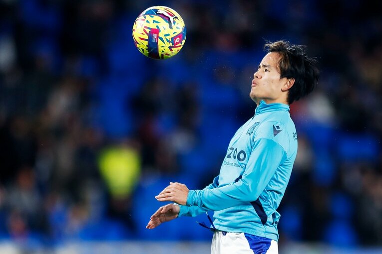 「“クボの疑惑PK”を写真で見ると」「日本代表ユニの少年も」ダービー熱狂のゴラッソ…映像で伝わりきらない“MVP久保建英”の英雄ぶり(15)