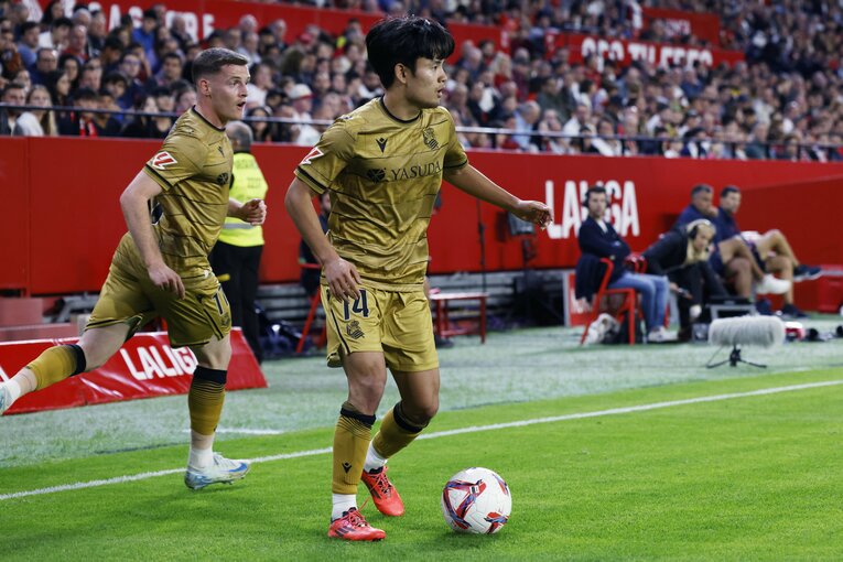 CK時にショートコーナを使い分けるなど、久保だけではなくチームとしても攻撃のバリエーションが多彩だった　©Daisuke Nakashima