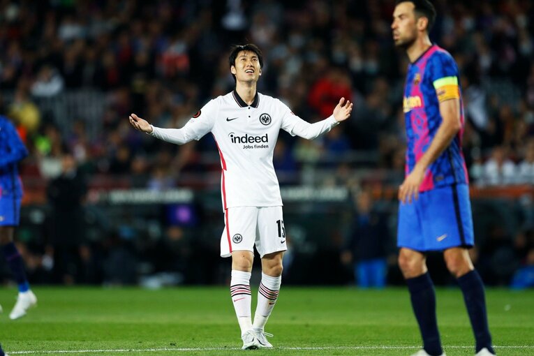 「初めて日本人がバルサのカンプノウで勝利」歴史的瞬間を撮った… 鎌田大地のアシストと献身に感動した理由〈長谷部誠も出場〉(43)