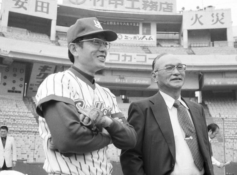 ヤクルト監督時代の広岡達朗と、「V9」指揮官の川上哲治　©Sankei Shimbun