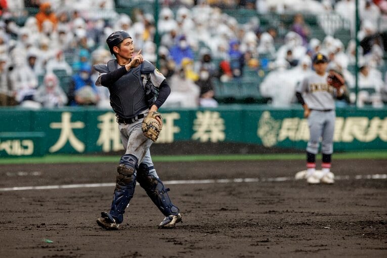 超強力投手陣相手にタクトを振るうキャッチャーの尾形樹人　©Kichi Matsumoto