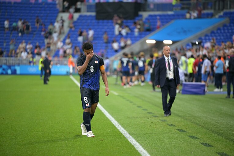 目頭を押さえる藤田譲瑠チマ　©Takuya Kaneko/JMPA