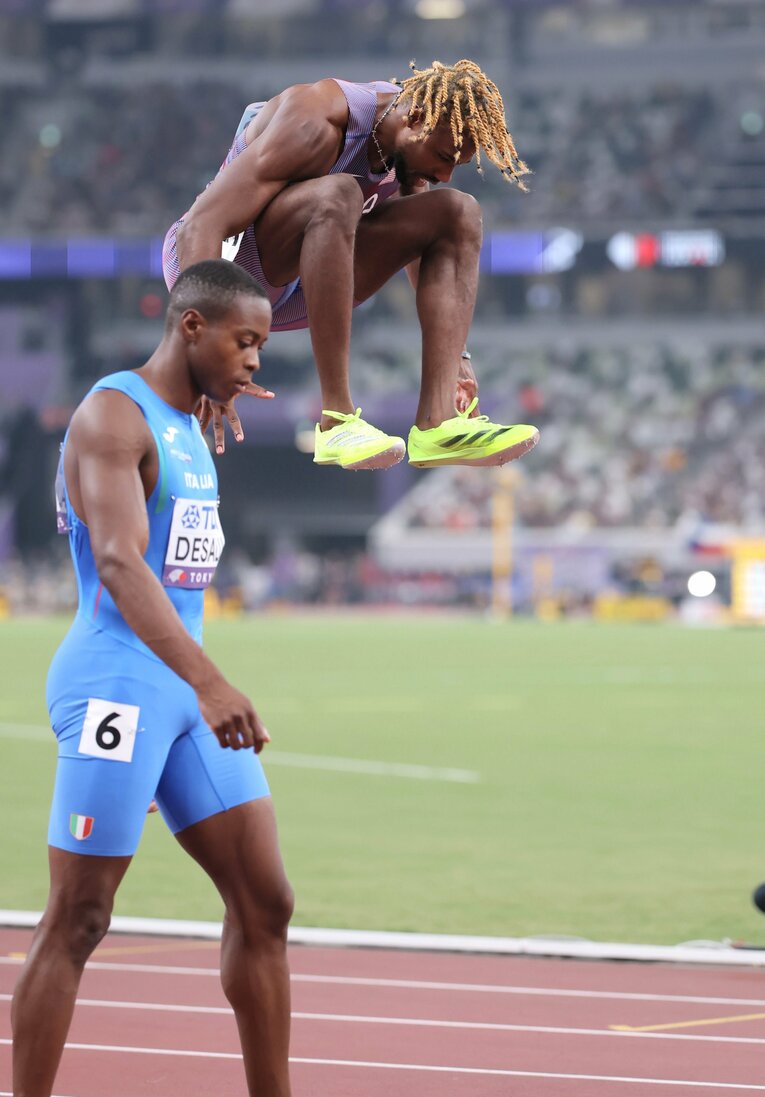 200mでの大ジャンプ。身体能力の高さは折り紙付きだ　©AFLO