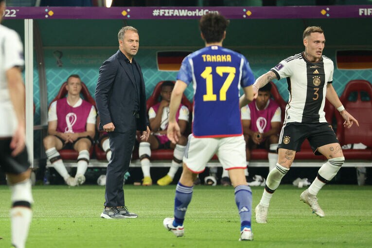 テクニカルエリアで戦況を見つめるフリック監督　©Getty Images