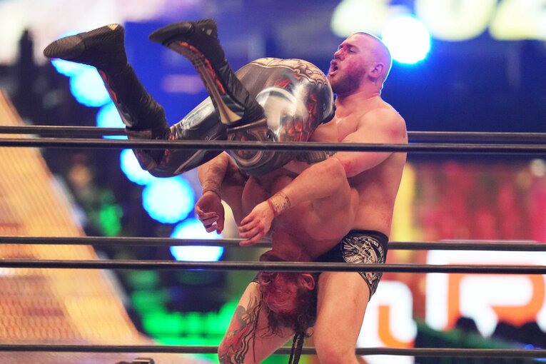 ケニー・オメガをパワーボムで持ち上げるゲイブ・キッド　©Essei Hara