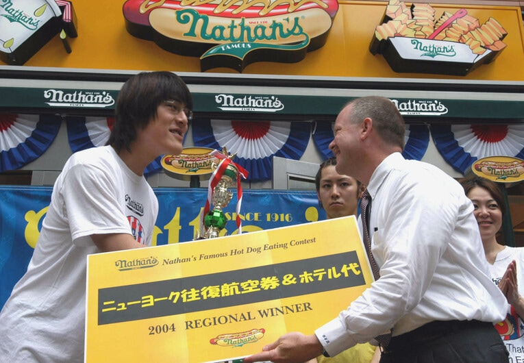 2004年、ニューヨークで開催されたホットドッグ早食い選手権で準優勝となった白田　©AFLO