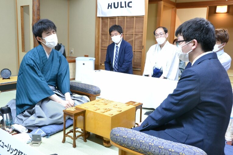 棋聖戦第2局の終局後　©日本将棋連盟