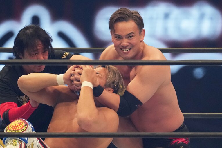 フェイスロックで棚橋弘至を攻めるオカダ・カズチカ　©Essei Hara