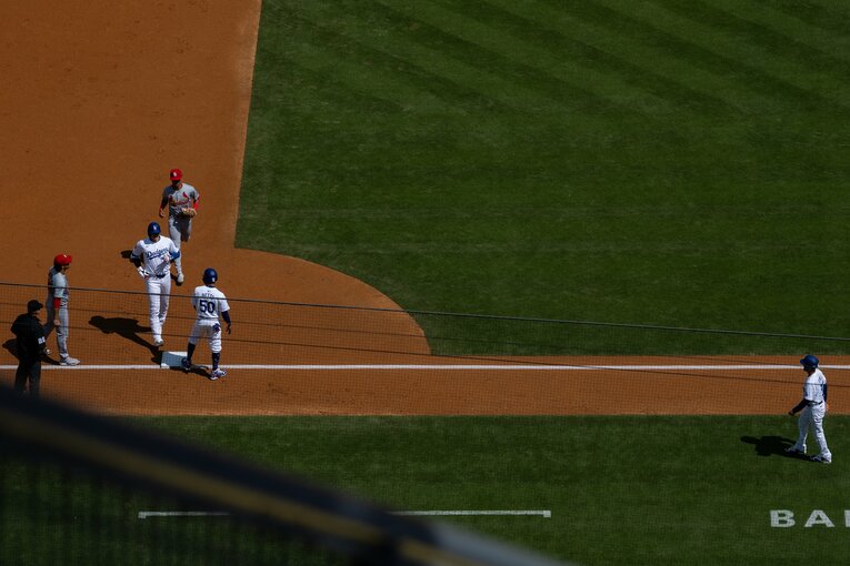 【現地開幕戦】三塁でアウトになる大谷さん（連続写真／9枚目）　©Nanae Suzuki