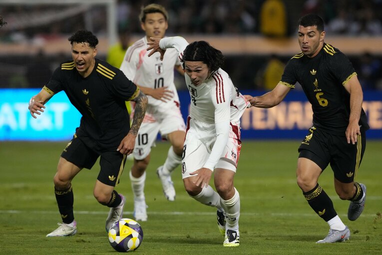 久保建英とともに2シャドーを担った南野拓実　©Getty Images