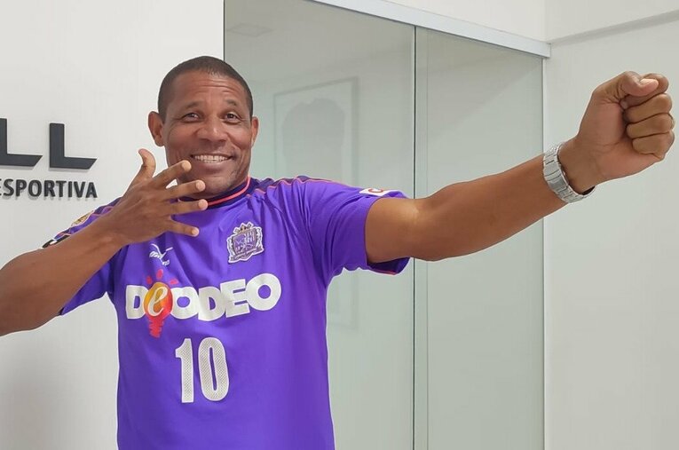 現在は代理人業に携わるウェズレイ。サンフレッチェ広島時代のユニフォームを着て「弓矢ポーズ」 ／ photograph by Hiroaki Sawada