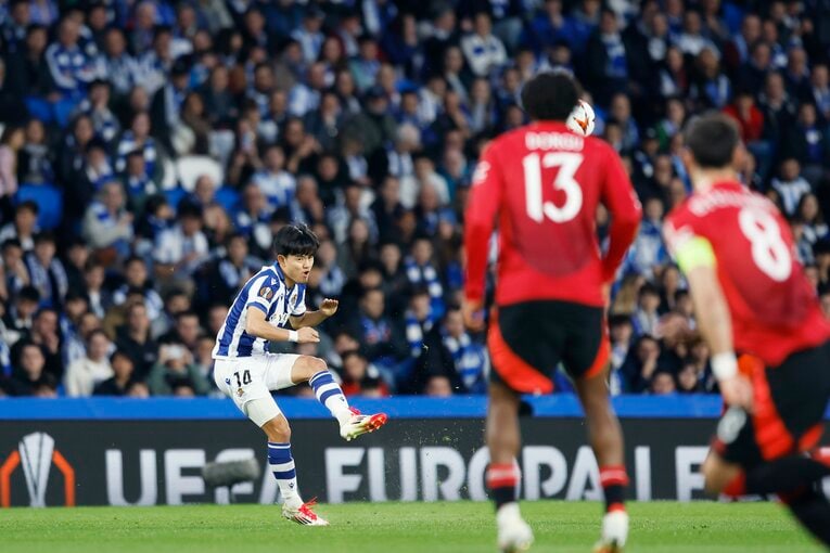 「久保建英が絶叫…悔しそうに顔面を」マンUを本気で倒しにいった“核心の1枚”カメラマンが間近で激写「同点弾演出CKだけじゃない」激情ぶり(8)