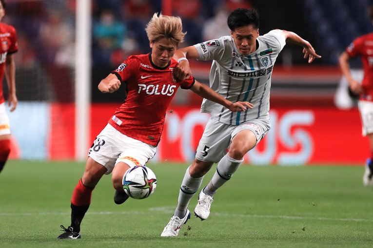 J1第20節アビスパ福岡戦では鋭いミドルシュートでJ1初ゴールを決めたMF小泉佳穂　©︎AFLO SPORT