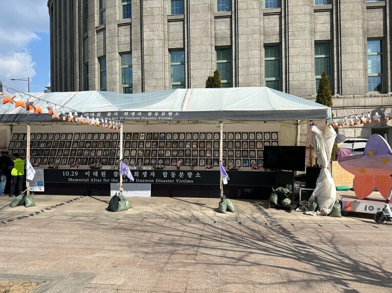 ソウル広場には、梨泰院で亡くなった人たちを悼む追悼所が設けられていた