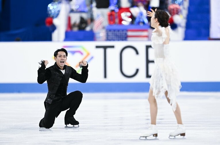 演技を終えた後、達成感を帯びた表情を見せる高橋。村元はその直後に特別な動きを… ／ photograph by Asami Enomoto